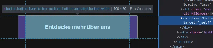 DevTools-Ansicht. Links der Button „Entdecke mehr über uns“, rechts im HTML-Inspektor der Code des Buttons ohne aria-label-Attribut. Die semantische HTML-Struktur reicht für Hilfstechnologien aus.