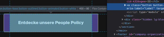 DevTools-Ansicht. Links der Button „Entdecke unsere People Policy“, rechts im HTML-Inspektor der Code des Buttons mit dem Attribut aria-label gleich „Label“, einem Platzhalter-Wert, der nicht ersetzt wurde.